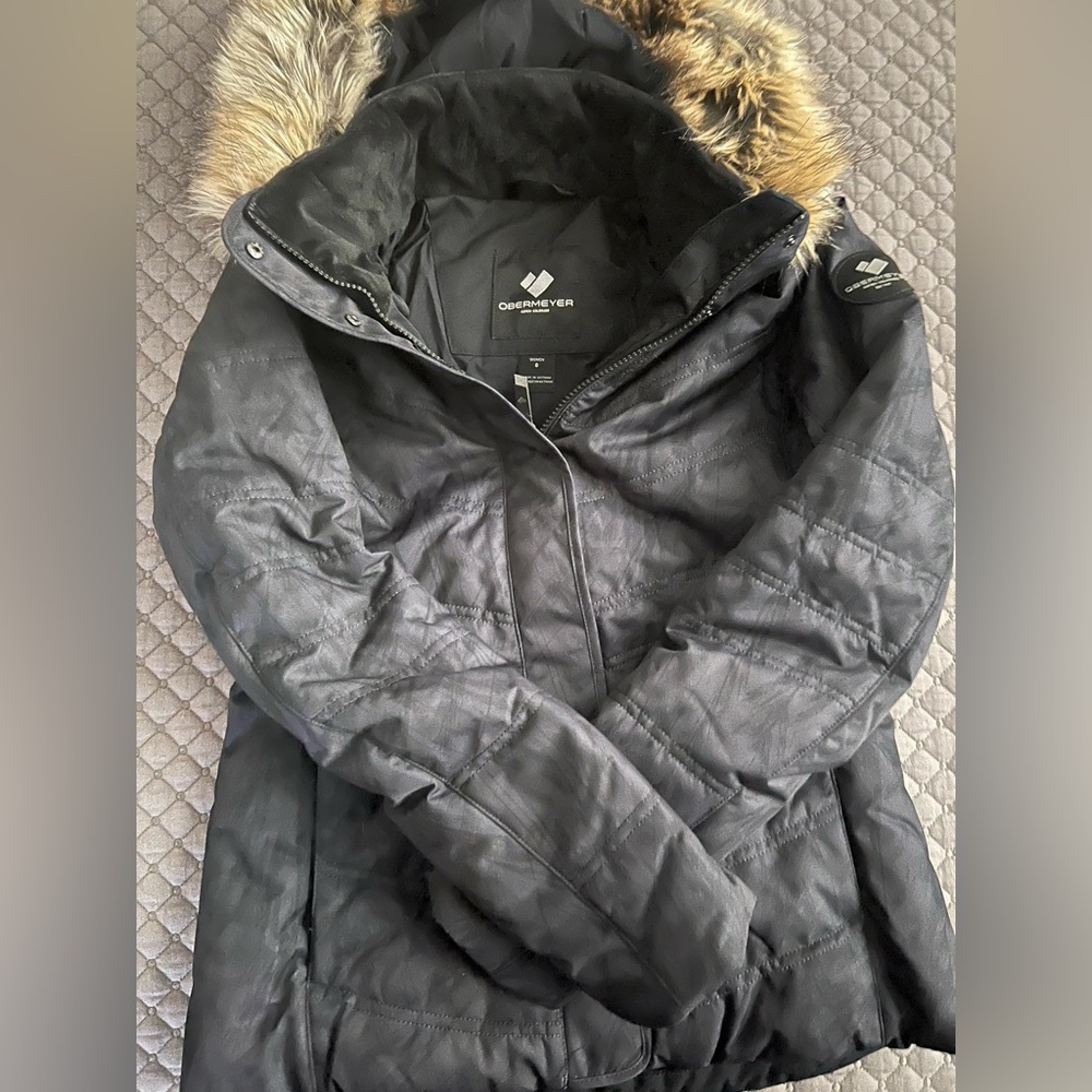 Obermeyer women’s 0 black ski jacket with fur lining around hood.